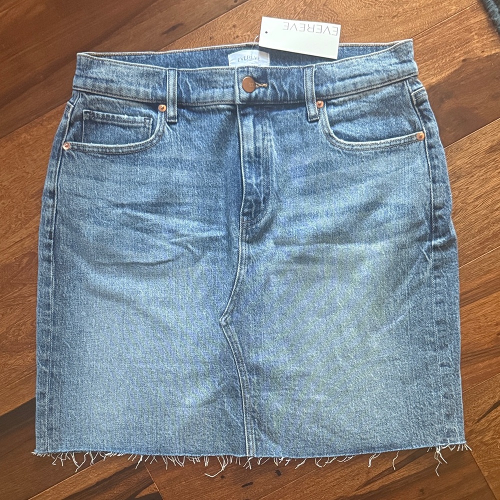 Evereve Blue Denim Skirt with Frayed Hem — size 30